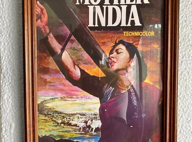 דירה An Indian Bollywood Experience - For Families, Couples & Business Trips *